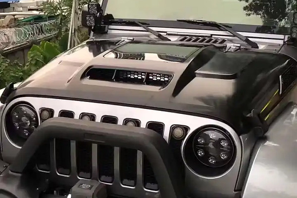 Picture of a See-Through Steel Bonnet Hellcat Style for Jeep Wrangler JL & JT Gladiator 
