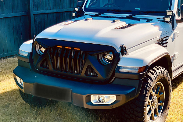 Picture of a Jeep Wrangler JL & JT  Predator grille with 3 amber led lights 