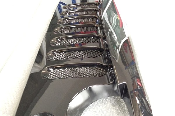 Picture of a Angry Bird Grille V Shape Gloss black with Mesh Number 4